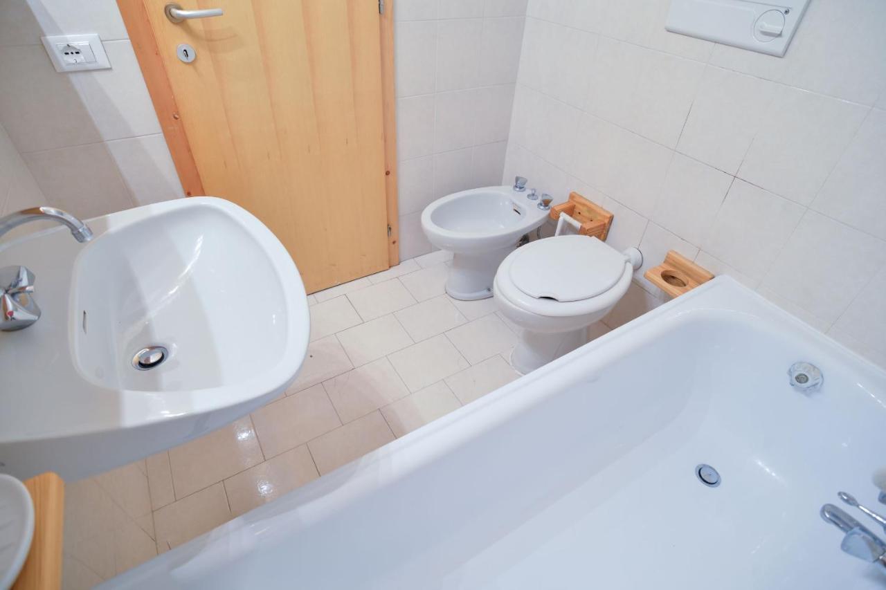 Res. Sole Alto Appartamenti Solandra Mezzana  Bagian luar foto